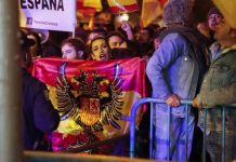 Tres detenidos y cargas policiales en las protesta contra la amnistía en la sede del PSOE Tres detenidos y cargas policiales en las protesta contra la amnistía en la sede del PSOE