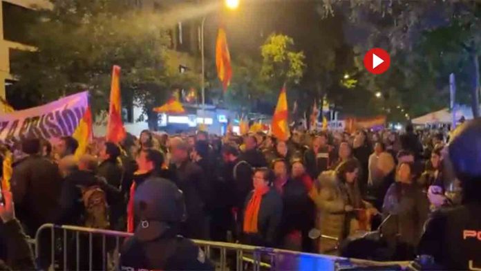 Un detenido en una protesta contra Sánchez y la amnistía ante la sede del PSOE en Madrid
