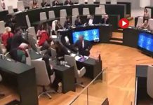 El ultra Ortega Smith lanza una botella al concejal de Mas Madrid, Rubiño El ultra Ortega Smith lanza una botella al concejal de Mas Madrid, Rubiño