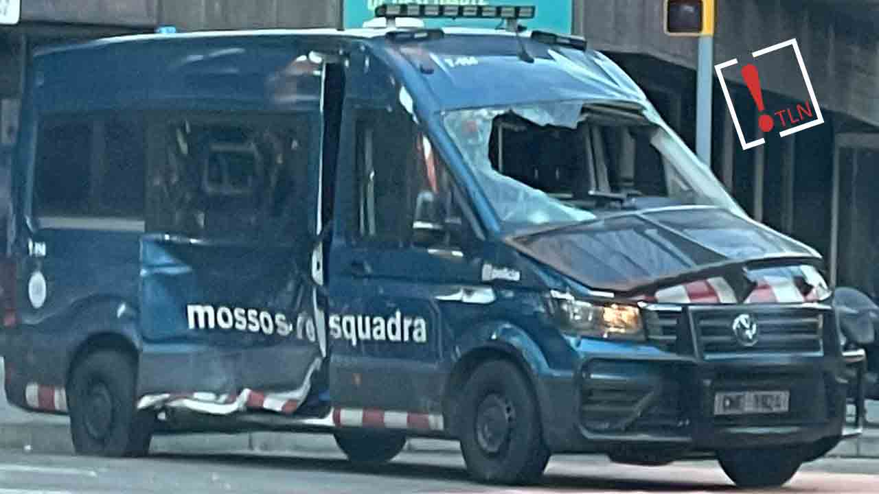 Seis mossos heridos, uno grave, tras chocar contra un taxi en Barcelona