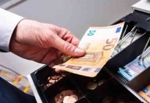 Detenidas dos parejas que introducían billetes falsos en centros comerciales de Madrid Detenidas dos parejas que introducían billetes falsos en centros comerciales de Madrid