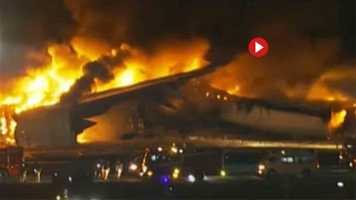Se incendia un avión en un aeropuerto de Tokio con 400 ocupantes