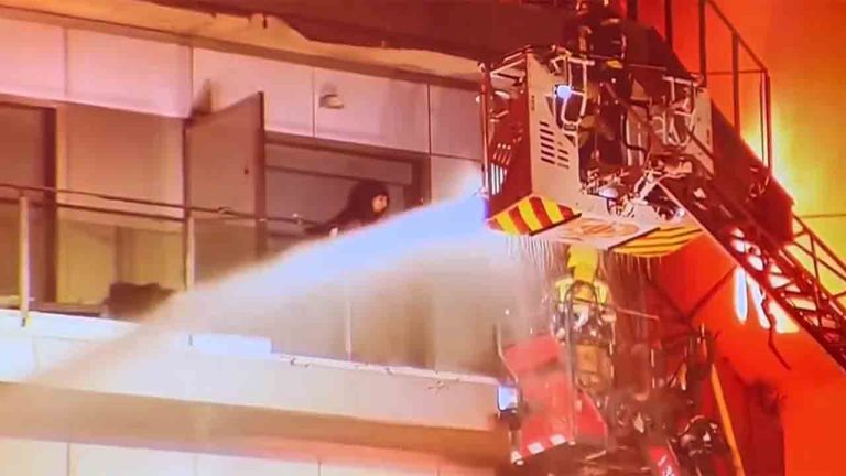 Al menos cuatro muertos y 19 desparecidos en el incendio de València