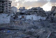 Israel bombardea a un grupo de personas que esperaba ayuda humanitaria en Gaza Israel bombardea a un grupo de personas que esperaba ayuda humanitaria a Gaza