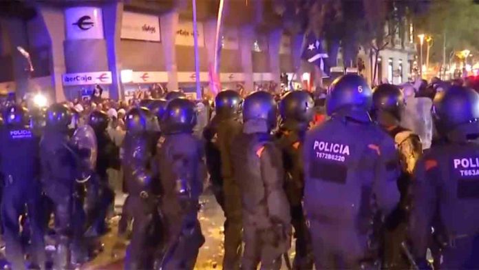 La Audiencia de Barcelona envía a juicio a 46 policías por las cargas del 1-O