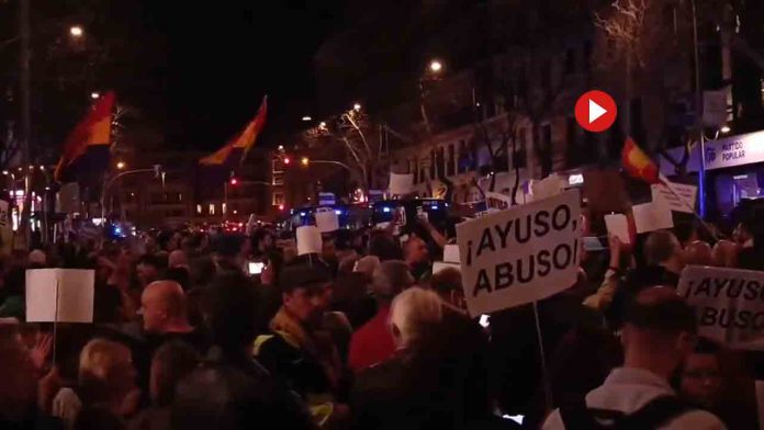 Concentración ante la sede del PP en Génova para pedir la dimisión de Ayuso