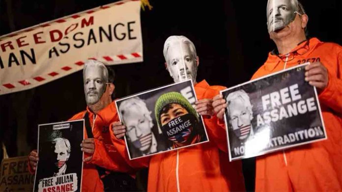 La justicia británica deja en pausa la extradición de Assange a EEUU