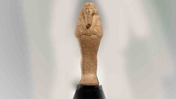 Un anticuario vendió una escultura expoliada del faraón egipcio Taharqa