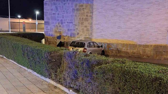 Una conductora ebria choca contra la fachada de la UNED en Pamplona