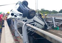 Un coche queda colgado de un puente en Ripollet, Barcelona Un coche queda colgado de un puente en Ripollet, Barcelona