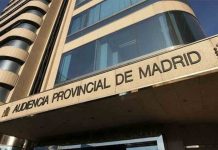 Tres años de prisión al policía que falsificó datos para multar al amante de su ex Condenado a tres años de cárcel el policía que falsificó datos para multar al supuesto amante de su ex mujer La Audiencia Provincial de Madrid ha condenado a tres años de cárcel a un agente de movilidad por falsificar en noviembre de 2022 un parte de denuncia para multar al supuesto amante de su expareja. En la sentencia, tal como ha dado a conocer Europa Press, los magistrados condenan al policía como autor responsable de un delito de falsedad en documento oficial a la pena de tres años de cárcel. Además, se le inhabilita para empleo o cargo público de agente de movilidad por un período de dos años, así como a la pena de seis meses de multa con una cuota diaria de seis euros. En el juicio, el acusado negó los delitos que se le imputan y se reafirmó en que la tarde de los hechos dio los datos que vio de la matrícula del coche infractor. En su declaración, el acusado relató que en el momento de los hechos, la tarde del 27 de noviembre de 2022, estaba ejerciendo sus labores en la Plaza de la Independencia de Madrid, relatando cómo se produjo la infracción denunciada. «Leo la matrícula y paso los datos a la emisora, que comprueba que el coche tiene ITV y seguro en vigor. Ese es un Skoda Octavia. Compruebo con mi vista lo que dice la emisora», detalló. A preguntas de la fiscal sobre por qué dio unos datos de un coche que estaba en Alcalá de Henares, manifestó que vio «ese vehículo en Madrid y no en Alcalá de Henares». «No tengo ningún problema con ese muchacho y no ha habido motivo de animadversión», dijo. El afectado relató en el juicio que nunca tuvo problemas con el acusado. Según su relato, recibió dos multas de tráfico por una infracción de tráfico cometida en la citada plaza de la capital pero esa tarde estaba en Alcalá tomando algo con un compañero y su prima hasta las ocho de la tarde. Hechos Juzgados Según se desprende del escrito, el 27 de noviembre de 2022, sobre las 19:30 horas, R. S. G., agente de movilidad de Madrid, se encontraba ejerciendo sus funciones de regulación del tráfico en la Plaza de la Independencia en compañía de otro agente de movilidad. En un momento dado, J. G. F. observó cómo un conductor que circulaba haciendo uso de un teléfono móvil se saltó un semáforo en fase roja, por lo que solicitó al acusado que le facilitara los datos del vehículo, dado que por la rapidez a la que se habían producido los hechos no había sido capaz de anotarla en su dispositivo PDA para tramitar la oportuna denuncia. Entonces, el procesado facilitó a su compañero los datos de marca, modelo y matrícula del coche de otra persona «de quien creía que mantenía una relación sentimental con la que había sido su pareja», motivo por el cual el acusado formuló sendas denuncias por las infracciones de tráfico observadas «haciendo constar los anteriores datos». Las anteriores denuncias han dado lugar a los correspondientes expedientes sancionadores del Ayuntamiento de Madrid, habiendo recurrido la persona afectada las sanciones que le fueron impuestas.