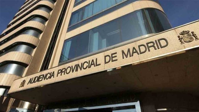 Condenado a tres años de cárcel el policía que falsificó datos para multar al supuesto amante de su ex mujer La Audiencia Provincial de Madrid ha condenado a tres años de cárcel a un agente de movilidad por falsificar en noviembre de 2022 un parte de denuncia para multar al supuesto amante de su expareja. En la sentencia, tal como ha dado a conocer Europa Press, los magistrados condenan al policía como autor responsable de un delito de falsedad en documento oficial a la pena de tres años de cárcel. Además, se le inhabilita para empleo o cargo público de agente de movilidad por un período de dos años, así como a la pena de seis meses de multa con una cuota diaria de seis euros. En el juicio, el acusado negó los delitos que se le imputan y se reafirmó en que la tarde de los hechos dio los datos que vio de la matrícula del coche infractor. En su declaración, el acusado relató que en el momento de los hechos, la tarde del 27 de noviembre de 2022, estaba ejerciendo sus labores en la Plaza de la Independencia de Madrid, relatando cómo se produjo la infracción denunciada. «Leo la matrícula y paso los datos a la emisora, que comprueba que el coche tiene ITV y seguro en vigor. Ese es un Skoda Octavia. Compruebo con mi vista lo que dice la emisora», detalló. A preguntas de la fiscal sobre por qué dio unos datos de un coche que estaba en Alcalá de Henares, manifestó que vio «ese vehículo en Madrid y no en Alcalá de Henares». «No tengo ningún problema con ese muchacho y no ha habido motivo de animadversión», dijo. El afectado relató en el juicio que nunca tuvo problemas con el acusado. Según su relato, recibió dos multas de tráfico por una infracción de tráfico cometida en la citada plaza de la capital pero esa tarde estaba en Alcalá tomando algo con un compañero y su prima hasta las ocho de la tarde. Hechos Juzgados Según se desprende del escrito, el 27 de noviembre de 2022, sobre las 19:30 horas, R. S. G., agente de movilidad de Madrid, se encontraba ejerciendo sus funciones de regulación del tráfico en la Plaza de la Independencia en compañía de otro agente de movilidad. En un momento dado, J. G. F. observó cómo un conductor que circulaba haciendo uso de un teléfono móvil se saltó un semáforo en fase roja, por lo que solicitó al acusado que le facilitara los datos del vehículo, dado que por la rapidez a la que se habían producido los hechos no había sido capaz de anotarla en su dispositivo PDA para tramitar la oportuna denuncia. Entonces, el procesado facilitó a su compañero los datos de marca, modelo y matrícula del coche de otra persona «de quien creía que mantenía una relación sentimental con la que había sido su pareja», motivo por el cual el acusado formuló sendas denuncias por las infracciones de tráfico observadas «haciendo constar los anteriores datos». Las anteriores denuncias han dado lugar a los correspondientes expedientes sancionadores del Ayuntamiento de Madrid, habiendo recurrido la persona afectada las sanciones que le fueron impuestas.