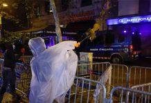 Cientos de personas protestan ante la sede del PP en Barcelona Cientos de personas protestan ante la del PP en Barcelona
