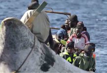 10.457 migrantes muertos en el mar al intentar llegar a España en el 2024 10.457 personas migrantes muertas en el mar al intentar llegar a España en el 2024 Un total de 10.457 personas migrantes han muerto este 2024 en el intento de llegar a las costas españolas . Esto representa una media de 30 personas fallecidas cada día , un 58% más que el año anterior. Es lo que recoge el balance de la ONG Caminando Fronteras hasta el 15 de diciembre. El informe señala en 2024 como "el año más mortífero" desde que se investiga la desaparición de migrantes en el mar de camino a España. De hecho, en los últimos años el número de muertes en el mar no deja de crecer . En 2023, el balance era de 6.618 personas migrantes muertas, una cifra que triplicaba los registros del año anterior. Este 2024, la ruta atlántica hasta las islas Canarias sigue siendo "la más letal a escala mundial" , según Caminando Fronteras. Han muerto 9.757 personas, el 93% del total. De las cerca de 10.500 personas migrantes que han muerto este año en el mar, 421 eran mujeres y 1.538 eran niños o adolescentes . El informe de Caminando Fronteras también recoge que 131 embarcaciones han desaparecido este año sin dejar rastro, con todas las personas a bordo . Llegada de migrantes también en Navidad La llegada de personas migrantes en patera a las costas de las Islas Canarias es una realidad que no se detiene ni en Navidad. En las últimas horas han llegado casi 400 personas en ocho embarcaciones distintas. Una de las naves ha tenido que remolcarla hasta Gran Canaria porque las condiciones del mar no hacían posible el rescate directo de las personas que viajaban a bordo. Los rescates se han hecho en esta isla y también en Tenerife y en El Hierro durante el día de Navidad y podrían continuar. Por eso, Salvamento Marítimo mantiene el contacto con otras embarcaciones para descartar que no haya más cayucos en la zona. En las naves viajaban principalmente hombres , pero también había una cuarentena de mujeres y una quincena de menores de edad . Los migrantes, todos subsaharianos , proceden sobre todo de Mauritania, Senegal, Malí, Gambia y la República de Guinea.