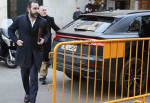 El pro nazi de Desokupa escolta a Aldama hasta el juzgado El nazi de Desokupa escolta a Aldama hasta el juzgado