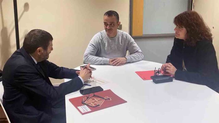 Barcelona se compromete con Élite Taxi a un mayor control de los VTC