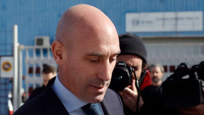 El beso de Rubiales a Hermoso queda en una multa de 10.800 euros