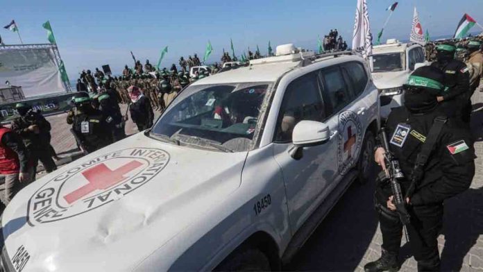 Hamás libera a otros tres rehenes israelíes y se mantiene el alto el fuego en Gaza