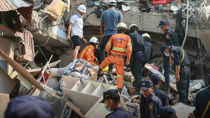 Buscan supervivientes en una torre de Bangkok derruida en el terremoto