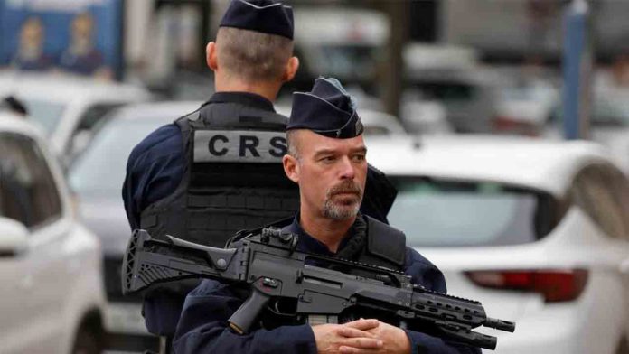 Detenidos en Francia tres jóvenes dispuestos a cometer un atentado suicida Detenidos en Francia tres jóvenes dispuestos a cometer un atentado suicida
