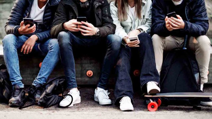 ¿Las pantallas de los móviles dañan a los adolescentes?