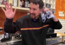 Pablo Iglesias ofrece un vídeo cantando a cambio de donaciones para su taberna Pablo Iglesias envía un vídeo cantando a quien dé 250 euros para abrir otro bar en Madrid