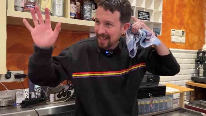 Pablo Iglesias envía un vídeo cantando a quien dé 250 euros para abrir otro bar en Madrid