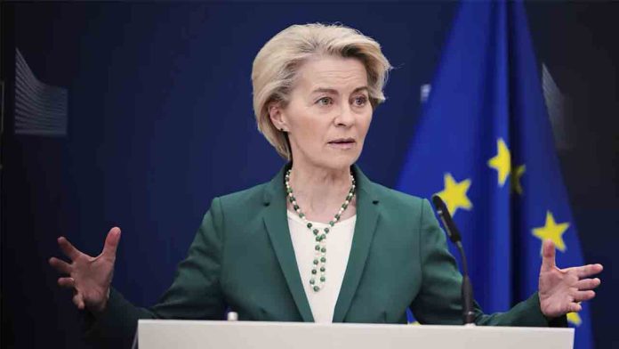 Von der Leyen pide a China negociar para evitar la guerra comercial
