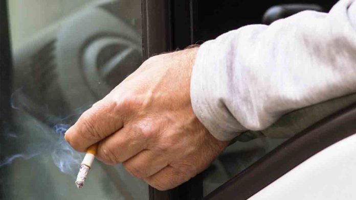 Sanidad prohibirá fumar en vehículos de trabajo, piscinas públicas y campus Sanidad prohibirá fumar en vehículos de trabajo, piscinas públicas y campus