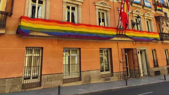El TSJM revoca la medida que obligaba a retirar las banderas LGTBI del Ayuntamiento