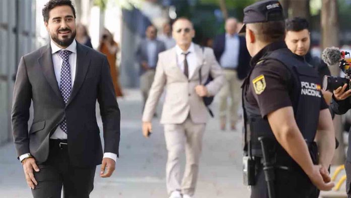 Alvise reconoce en el Supremo que cobró 100.000 euros en efectivo Alvise reconoce en el Supremo que cobró 100.000 euros en efectivo