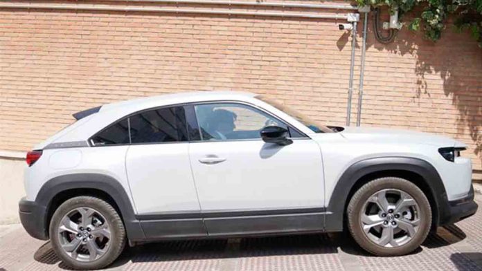 Francesco Arcuri se marcha de Granada con su hijo tras la entrega de Juana Rivas