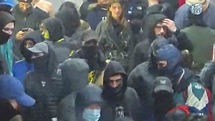 Ocho detenidos por pintar durante una fiesta ilegal en el metro de Barcelona