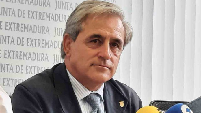 Dimite el consejero de Extremadura, de Vox, por falsear su currículum Dimite el consejero de Extremadura, de Vox, por falsear su currículum