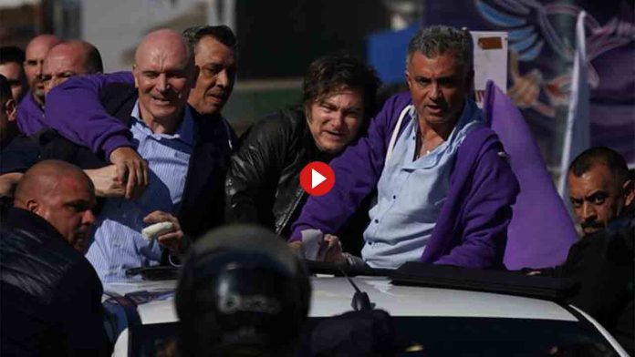 Milei, evacuado bajo piedras y huevos en un acto electoral en Buenos Aires