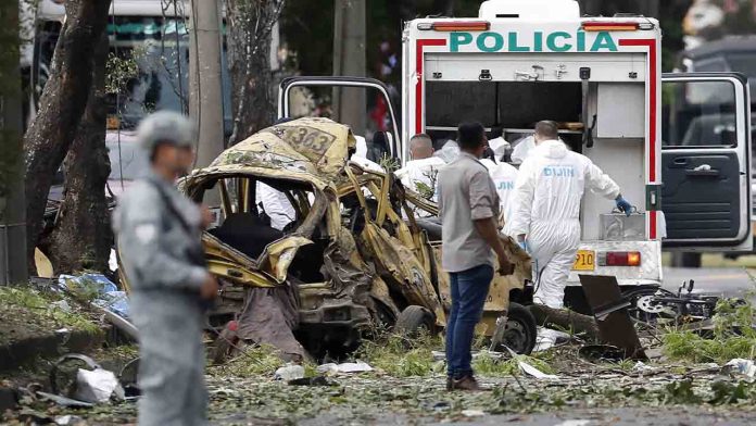 Ola de violencia en Colombia dos atentados dejan al menos 18 muertos y más de 60 heridos Ola de violencia en Colombia: dos atentados dejan al menos 18 muertos y más de 60 heridos