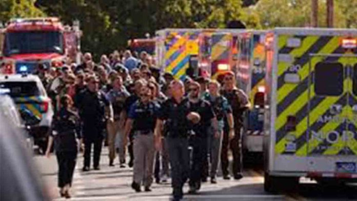 Tres muertos y 20 heridos en una escuela católica de Minneapolis Tres muertos y 20 heridos en una escuela católica de Minneapolis