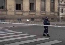 Atraco en el corazón del Louvre: roban joyas de Napoleón en plena mañana Atraco en el corazón del Louvre: roban joyas de Napoleón en plena mañana