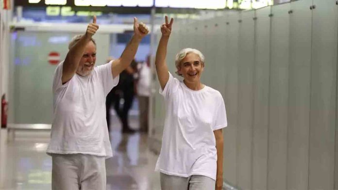 Colau y Coronas regresan a Barcelona tras su detención en Israel