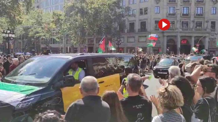 Los taxistas de Barcelona se movilizan contra el genocidio en Palestina Los taxistas de Barcelona se movilizan contra el genocidio en Palestina