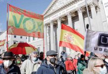 La Ley del Taxi avanza en el Parlament mientras Élite apunta a la ultraderecha La Ley del Taxi avanza en el Parlament mientras Élite apunta a la ultraderecha