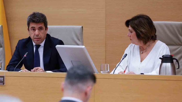 Mazón justifica no contestar llamadas de Pradas: "Tenía el móvil en la mochila"