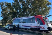 Una grúa invade una vía y choca con un tren de Cercanías Una colisión entre una grúa y un tren de Cercanías en Alumbres deja seis heridos