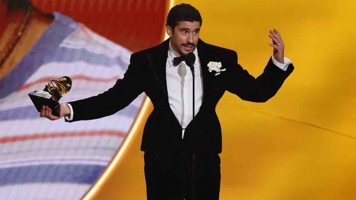 Bad Bunny hace historia en unos Grammy marcados por la reivindicación contra el ICE