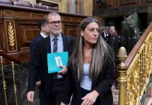 Junts se desmarca del PP y Vox y registra su propia regulación del velo integral Junts se desmarca del PP y Vox y registra su propia regulación del velo integral