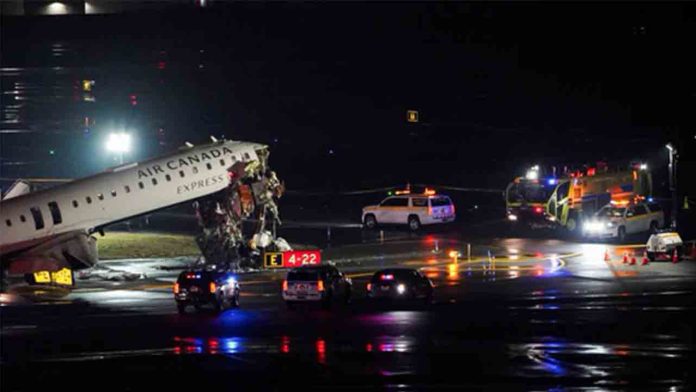 Dos muertos y varios heridos en la colisión de un avión y un camión en el aeropuerto LaGuardia