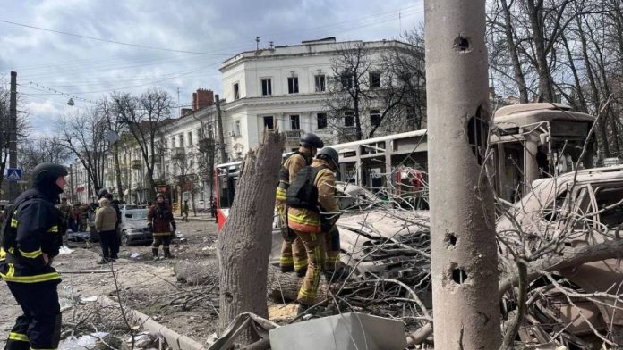 15 muertos y 100 heridos en una nueva oleada de ataques en Ucrania