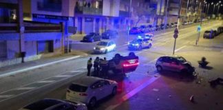 Escapa de un control y vuelca un coche de los Mossos tras embestirlo Escapa de un control y vuelca un coche de los Mossos tras embestirlo