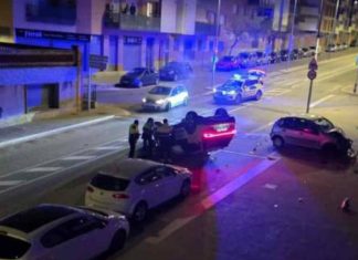 Escapa de un control y vuelca un coche de los Mossos tras embestirlo Escapa de un control y vuelca un coche de los Mossos tras embestirlo