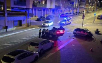 Escapa de un control y vuelca un coche de los Mossos tras embestirlo Escapa de un control y vuelca un coche de los Mossos tras embestirlo